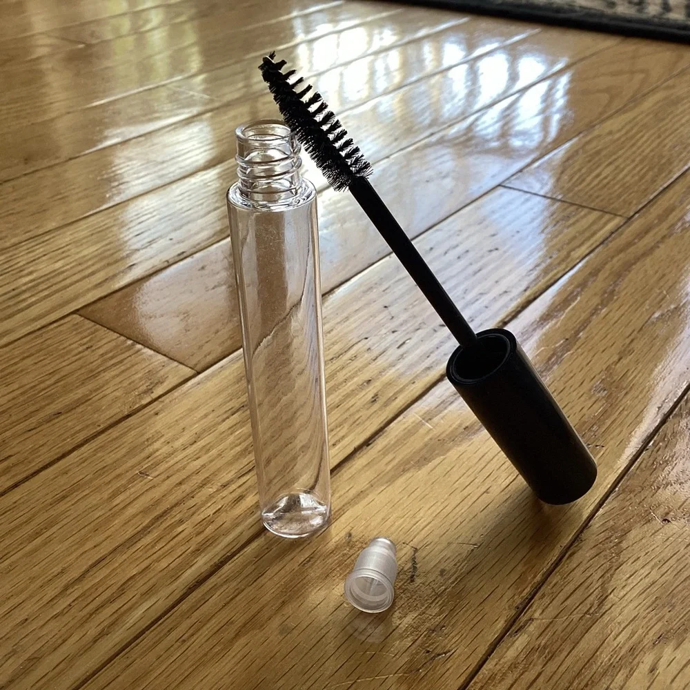25 empty Mascara and eyebrow brush’s